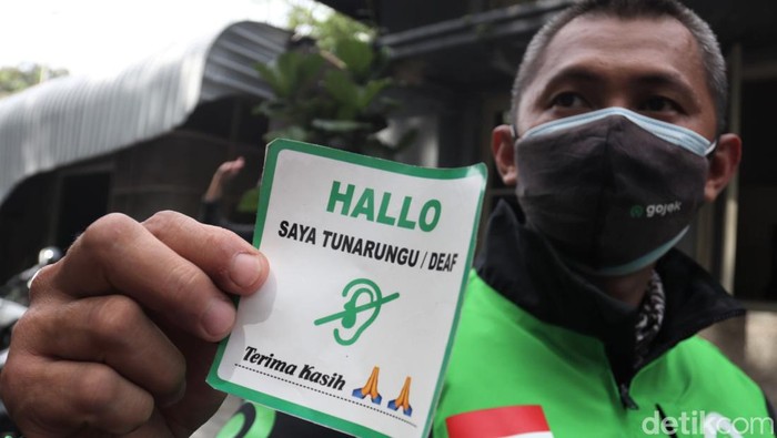 Keterbatasan tak halangi semangat Hartono untuk mencari nafkah. Dengan motornya ia mengumpulkan rezeki sebagai seorang driver ojek online. Berikut kisahnya.