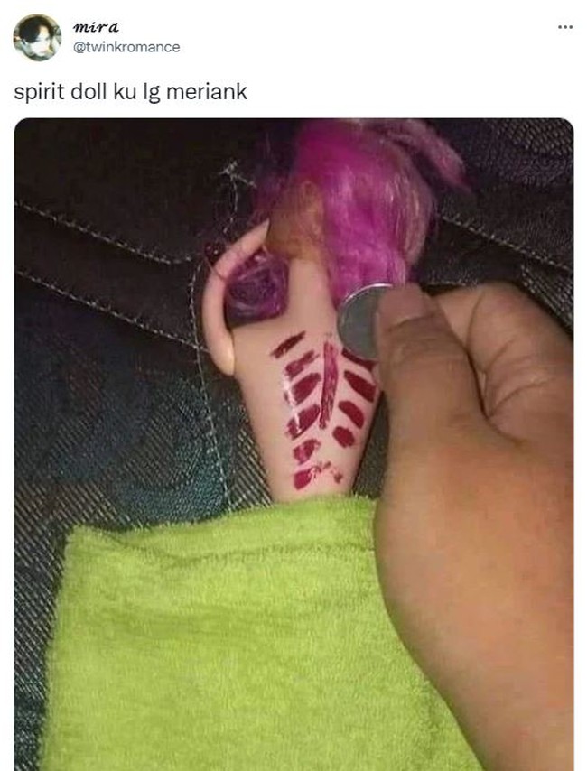 Spirit doll edisi sedang meriang. Menurut kepercayaan, agar angin dalam tubuhnya bisa hilang maka harus dikerok terlebih dahulu. Foto: Twitter