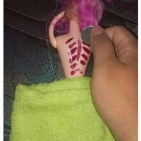 Spirit doll edisi sedang meriang. Menurut kepercayaan, agar angin dalam tubuhnya bisa hilang maka harus dikerok terlebih dahulu. Foto: Twitter