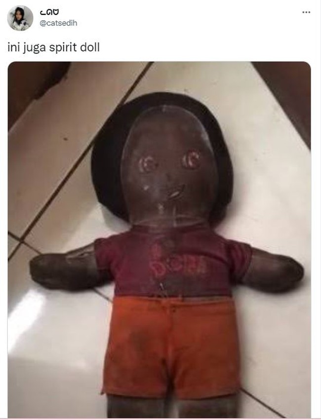 Kalau spirit dollnya dekil banget kayak gini kira-kira ada yang mau adopsi nggak ya? Melihatnya saja sudah miris, seperti tak mandi setahun. Foto: Twitter