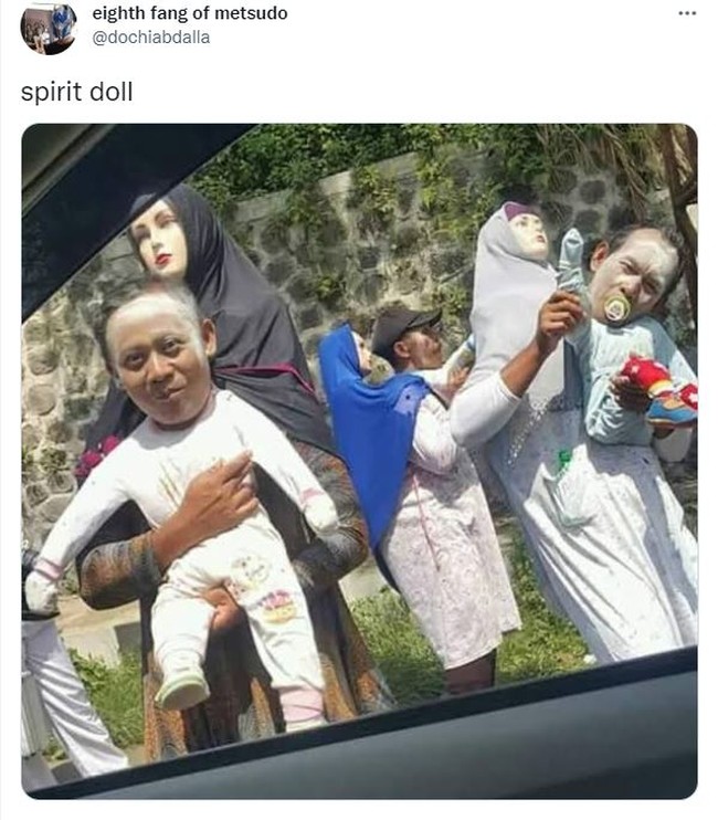 Kalau yang satu ini pasti sudah sering kamu lihat di jalanan deh, terutama di dekat lampu merahSpirit doll yang seperti ini sih bisa makan dan minum sendiri. Foto: Twitter