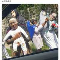 Kalau yang satu ini pasti sudah sering kamu lihat di jalanan deh, terutama di dekat lampu merahSpirit doll yang seperti ini sih bisa makan dan minum sendiri. Foto: Twitter