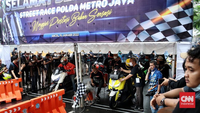 Polda Metro Jaya menggelar balap liar resmi atau street race perdana pada 16 Januari 2022. Minggu (16/1/2021). CNN Indonesia/Andry Novelino