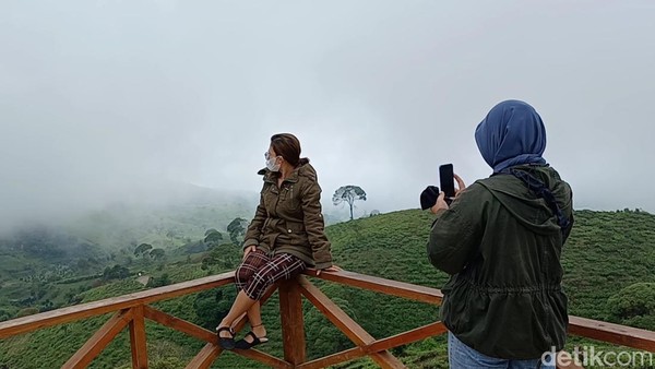 Selain itu, terdapat spot-spot foto yang Instagrammable. Tak ingin menyi-nyiakan kesempatan, pengunjung langsung beraksi dan bergaya di depan kamera. (Yuga Hassani/detikTravel) Selain itu, terdapat spot-spot foto yang Instagrammable. Tak ingin menyi-nyiakan kesempatan, pengunjung langsung beraksi dan bergaya di depan kamera. (Yuga Hassani/detikTravel)