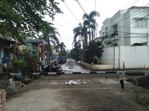 Tanggul Tengah Jalan Pondok Bambu Dibongkar, Got Biang Banjir Bakal Dikeruk