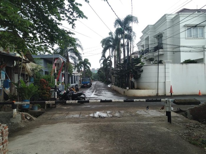 tanggul pondok bambu dirobohkan