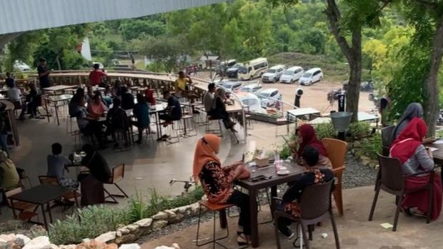 Tebing Cafe, Cafe Semi Outdoor yang Tawarkan View Pemandangan Alam Cantik