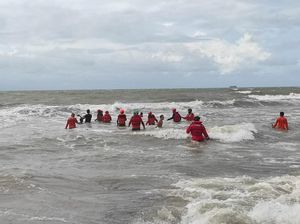2 Remaja Hilang Terseret Ombak di Pantai Angin Mammiri Makassar