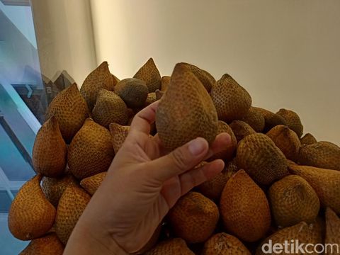Ada toko buah unik di Surabaya. Toko ini menjual buah-buahan yang tak ada di supermarket hingga pasar tradisional, seperti melon berbentuk kotak hingga buah naga kuning.