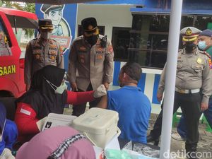 Antisipasi Omicron di Sidoarjo, Polisi Razia Warga yang Belum Divaksin