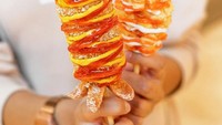 Di AEON BSD ada corndog ala Korea yang bisa kamu beli. Di Moguri, kamu bisa memilih corndog isi sosis dan keju mozarella. Disantap hangat-hangat supaya kejunya masih mulur. Foto: instagram @mo.guri.id