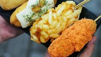 Corndog dengan aneka isian dan topping juga bisa dibeli di Exkul. Di sini kamu bisa memesan corndog dengan keju mozarella yang tebal dan mulur. Rasanya gurih! Foto: instagram @exkul_id