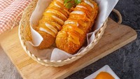 Mau corndog murah meriah tapi enak? Kamu bisa memesan di Cemil Celup. Empat buah corndog isi sosis dan keju harganya hanya Rp 45 ribuan. Foto: instagram @cemilcelup