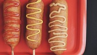 Corndog ala Korea juga bisa dibeli di Korndog. Kamu bisa menikmati corndog dengan balutan adonan tepung yang empuk. Sementara isiannya keju mozarella dan sosis yang tebal. Foto: instagram @korndog.id