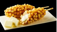 Salah satu menu andalan di Isan Korean adalah corndog dengan isian keju mozarella ini. Selain corndog, kamu juga bisa menjajal menu ala Korea lainnya seperti jjangmyeon, bulgogi atau tteokbokki. Foto: instagram @isan_korean