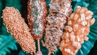 Bosan dengan corndog biasa? Coba ke Chung Chun yang ada di Mal Artha Gading. Di sini ada corndog berlapis kentang, mie kering hingga katsuobushi yang gurih. Foto: instagram @chungschun.id