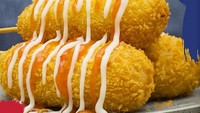 Kedai jajanan ala Korea ini punya menu corndog yang menggoda. Grobbak Korea yang ada di beberapa daerah di Jakarta ini punya corndog gemuk dengan isian keju mozarella dan sosis. Foto: instagram @grobbakkorea