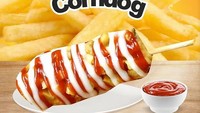 Potato corndog alias corndog dengan lapisan kentang goreng ini juga bisa jadi pilihan. Sebagai tips, corndog sebaiknya langsung disantap ketika baru matang agar keju masih mulur lembut. Foto: instagram @rozela.id