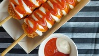 Selain isi keju mozarella yang tebal, di Gippeum Corndog kamu juga bisa jajan corndog isi sosis dan berlumur kentang goreng. Disajikan panas dengan saus dan mayonnaise. Foto: instagram @gippeum.corndog