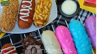Mau corndog dengan aneka varian topping? Coba jajan di Corndog Do.Ona yang berlokasi di kawasa Palmerah. Di sini ada corndog versi asin gurih dan manis. Tampilannya juga menarik. Foto: instagram @corndog_do.ona
