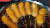 Buat kamu yang ada di kawasan Jakarta Selatan, bisa jajan Corndog Arcel. Ada corndog isi keju mozarella dan sosis yang gurih. Teksturnya kriuk renyah dan bikin siapapun ketagihan. Foto: instagram @corndog.arcel