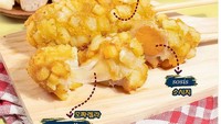 Corndog di Chijeu Corndog punya isian keju mozarella dan sosis sapi yang tebal. Bagian luarnya diberi adonan tepung lalu kentang french fries. Hangat-hangat disajikan dengan saus sambal dan mayonnaise. Foto: instagram @chijeucorndog