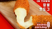 Bikin ngiler! Lelehan keju mozarella pada corndog satu ini sulit ditolak. Ini adalah salah satu menu andalan dari Ttuttu Corndog. Foto: instagram @ttuttucorndog