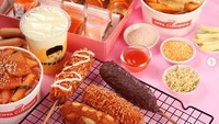 Corndog dengan aneka varian bisa dibeli di Oppa Corndog. Kamu bisa membeli corndog isi keju mozarella yang gurih mulur. Untuk toppingnya ada kentang goreng, mie kering hingga saus cokelat. Foto: instagram @oppacorndog