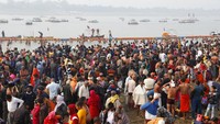 Umat Hindu memadati Sangam, pertemuan tiga sungai — Sungai Gangga, Yamuna dan Saraswati yang mistis, untuk mandi ritual selama festival Makar Sankranti yang jatuh selama pekan raya tradisional tahunan festival Magh Mela, salah satu ziarah paling suci di Hindu, di Prayagraj, India. Jumat, (14/1/2022). (AP/Rajesh Kumar Singh)
