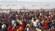 Abaikan Corona, Puluhan Ribu Warga Ritual Mandi Suci di Sungai Gangga