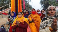 Puluhan ribu umat Hindu yang taat, yang dipimpin oleh kepala biara dan petapa berlumuran abu, berendam di air dingin pada hari Jumat meskipun penyebaran COVID-19 meningkat di negara itu. (AP/Rajesh Kumar Singh)