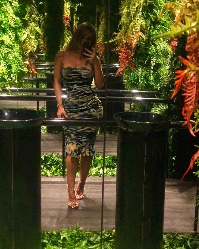 Hubunganku dengannya seperti film Fifty Shades of Grey. Aku memanggilnya Mr. Grey-ku. Kami bersenang-senang, kata Abi Clarke kepada seorang sumber. Foto: Instagram @abigail_clarke