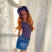 Adalia pun kerap memposting foto di Instagram. Inilah gaya imut dan kece Adalia mengenakan rok dan topi. Foto: dok. Instagram/@adalia06