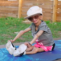 Ia bahkan rajin berolahraga. Meski olahraga ringan seperti peregangan, namun Adalia tampak begitu bersemangat menjalani hidupnya. Foto: dok. Instagram/@adalia06