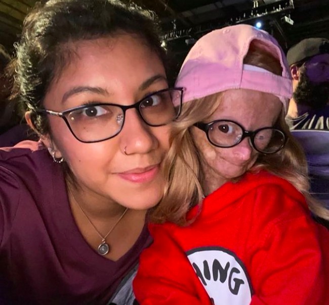 Di tengah keterbatasannya, Adalia gadis yang aktif. Dia sering membuat video joget di Youtube hingga mencapai 2,9 juta subscriber di Youtube. Foto: dok. Instagram/@adalia06