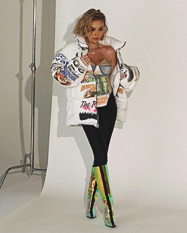 Penampilannya semakin mencuri perhatian dengan warna rambut pirang. Foto: Instagram @agnezmo