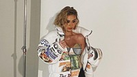 Salah satu pose Agnez Mo di majalah tersebut. Foto: Instagram @agnezmo
