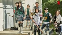 Para murid SMA pun terjebak di dalam gedung sekolah. Foto: (dok. Instagram @netflixkr)