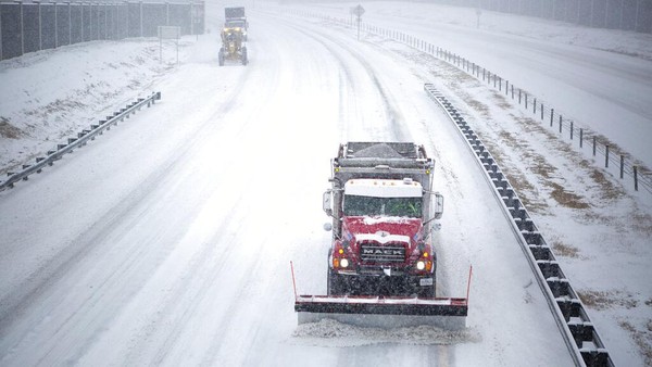 Bajak bekerja di Interstate 581 di jalan layang Liberty Road NW selama badai salju Minggu, (16/1/2022), di Roanoke, Va. AP/Scott P. Yates Bajak bekerja di Interstate 581 di jalan layang Liberty Road NW selama badai salju Minggu, (16/1/2022), di Roanoke, Va. AP/Scott P. Yates