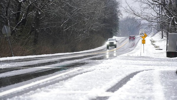 Pengendara melewati hujan dan salju di sepanjang Highway 100 di komunitas Bellevue di Nashville, Tenn., pada Minggu pagi, (16/1/2022). Hujan dan salju menyelimuti daerah itu semalaman. AP/George Walker IV Pengendara melewati hujan dan salju di sepanjang Highway 100 di komunitas Bellevue di Nashville, Tenn., pada Minggu pagi, (16/1/2022). Hujan dan salju menyelimuti daerah itu semalaman. AP/George Walker IV