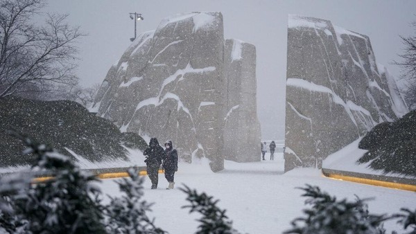 Salju menutupi Martin Luther King Jr. Memorial di Washington. Upacara yang dijadwalkan di lokasi tersebut pada hari Senin, untuk menandai hari libur nasional Martin Luther King Jr., telah dibatalkan karena cuaca. AP/Carolyn Kaster Salju menutupi Martin Luther King Jr. Memorial di Washington. Upacara yang dijadwalkan di lokasi tersebut pada hari Senin, untuk menandai hari libur nasional Martin Luther King Jr., telah dibatalkan karena cuaca. AP/Carolyn Kaster