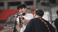 Tentu saja bukan Giring sebagai vokalisnya, melainkan Yusuf Ubay. Foto: Instagram Anies Baswedan