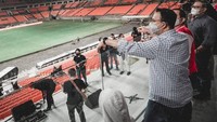 Spektakuler! Melihat penampilan band Nidji saat uji coba sound syatem JIS semalam, sambil inspeksi 93% ketuntasan pembangunan stadion. Musiknya menggelegar, suaranya merdu, tidak ada sumbang-sumbangnya, tulis Anies Baswedan dalam Instagram miliknya. Foto: Instagram Anies Baswedan