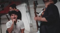 Potret Nidji saat melakukan check sound di JIS yang dihadiri Anies Baswedan. Foto: Instagram Anies Baswedan