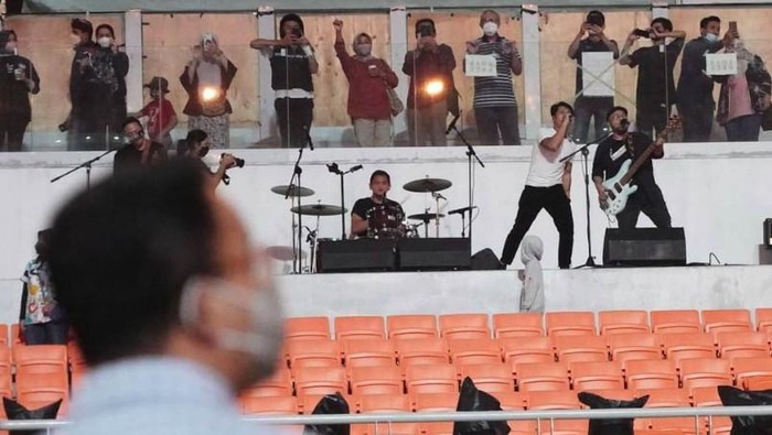 Anies Baswedan lihat check sound Nidji.