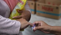 Warga menyelupkan jarinya ke dalam tinta usai membeli minyak goreng dengan harga murah saat operasi pasar di Johar Baru, Jakarta.