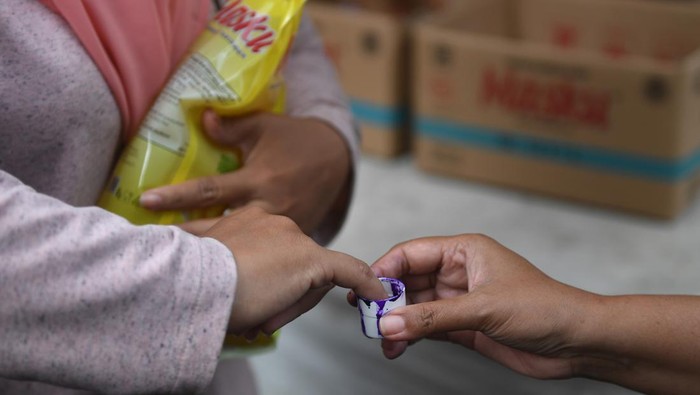 Warga mengantre untuk membeli minyak goreng dengan harga murah saat operasi pasar di Johar Baru, Jakarta, Senin (17/1/2022). Operasi pasar tersebut dilakukan untuk mengatasi kelangkaan minyak dan menstabilkan harga minyak goreng di pasaran. ANTARA FOTO/Akbar Nugroho Gumay/YU