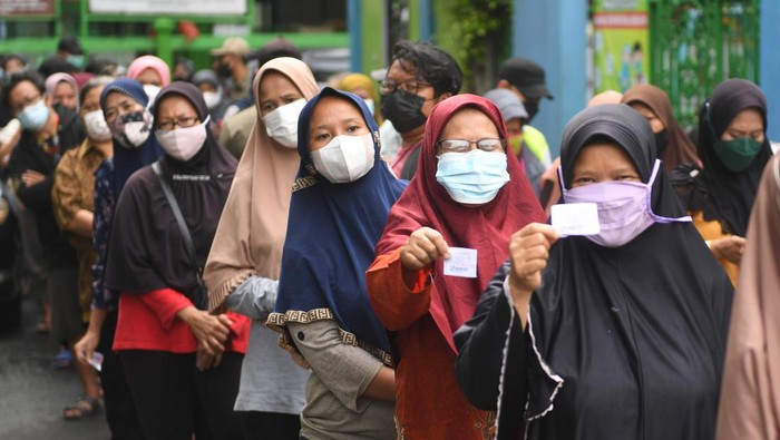 Antrean Panjang Demi Minyak Goreng Murah di Jakarta Pusat Warga mengantre untuk membeli minyak goreng dengan harga murah saat operasi pasar di Johar Baru, Jakarta, Senin (17/1/2022). Operasi pasar tersebut dilakukan untuk mengatasi kelangkaan minyak dan menstabilkan harga minyak goreng di pasaran. ANTARA FOTO/Akbar Nugroho Gumay/YU