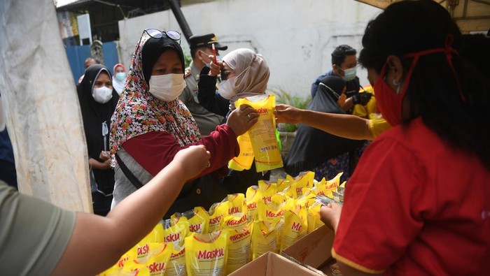 Warga mengantre untuk membeli minyak goreng dengan harga murah saat operasi pasar di Johar Baru, Jakarta, Senin (17/1/2022). Operasi pasar tersebut dilakukan untuk mengatasi kelangkaan minyak dan menstabilkan harga minyak goreng di pasaran. ANTARA FOTO/Akbar Nugroho Gumay/YU