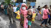 Sebanyak 3.000 liter minyak goreng seharga Rp 14.000 disediakan untuk warga pada operasi pasar minyak goreng murah.